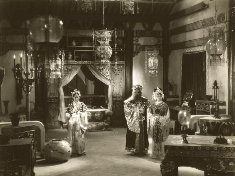 康乐及文化事务署香港电影资料馆的「瑰宝情寻」系列将以「光影双城」为题，于十月六日至二○二○年五月三日期间放映八套与上海有关的电影。图示《貂蝉》（1938）剧照。