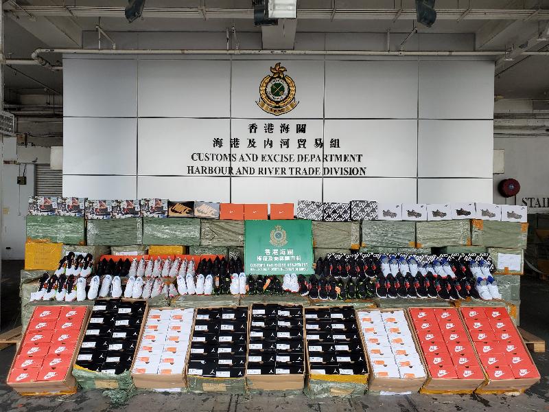 香港海关八月三十一日在屯门内河船码头海关验货场一个货柜内检获约五千六百对怀疑冒牌运动鞋，估计市值约八十五万元。