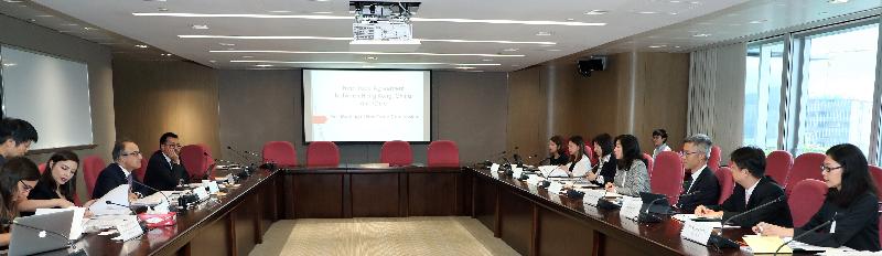 根據香港與智利所簽訂的《自由貿易協定》而成立的自由貿易委員會今日（九月六日）在香港完成首次會議。會議由工業貿易署署長甄美薇（右四）與智利國際經濟關係總司司長Felipe Lopeandia（左四）聯合主持。