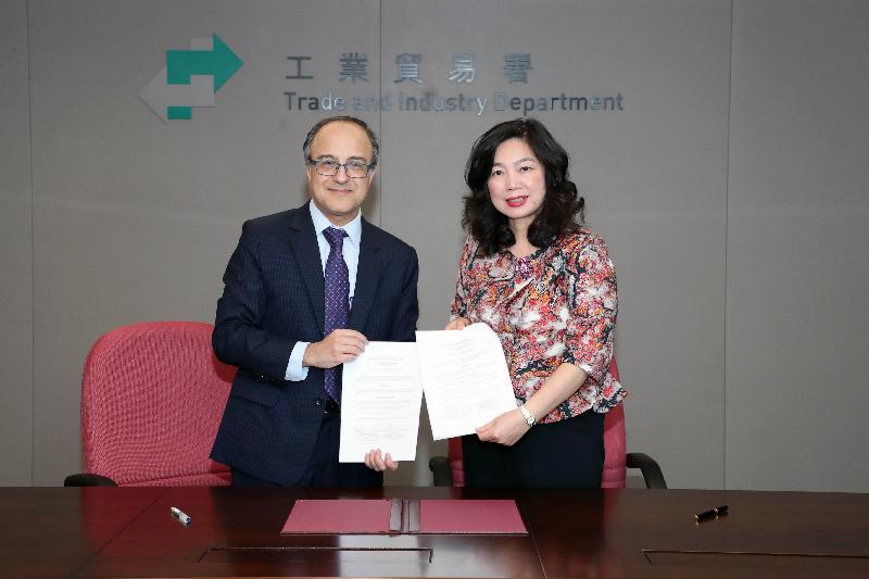 The Free Trade Commission established under the Free Trade Agreement (FTA) between Hong Kong and Chile concluded its first meeting in Hong Kong today (September 6). The Commission adopted the rules of procedure for arbitral panels for dispute settlement established under the FTA. Photo shows the Director-General of Trade and Industry, Ms Salina Yan (right), and the Director General of Bilateral Economic Relations of Chile, Mr Felipe Lopeandia (left), exchanging the signed documents.