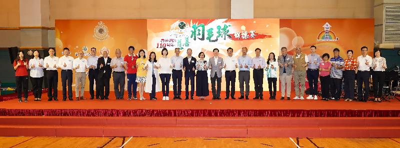 一众善长与出席今日（九月七日）「香港海关110周年慈善羽毛球锦标赛」的嘉宾于闭幕礼上合照。