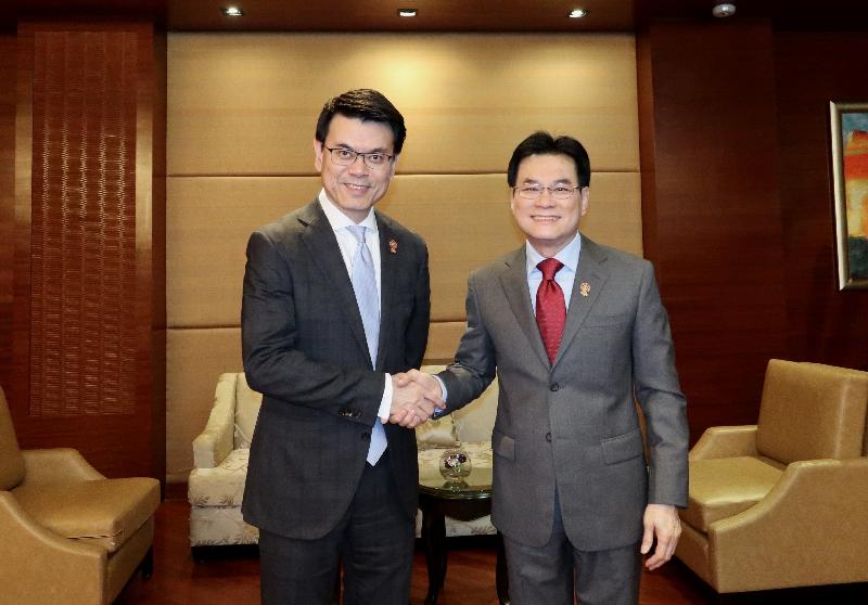 商务及经济发展局局长邱腾华（左）今日（九月九日）在泰国曼谷出席第三届中国香港—东盟经贸部长会议期间，与泰国副总理兼商务部长Jurin Laksanawisit（右）举行双边会议。