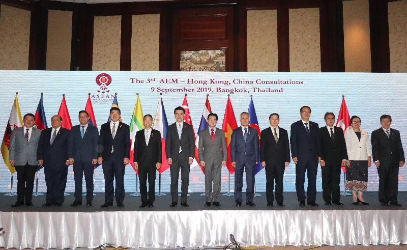 商務及經濟發展局局長邱騰華今日（九月九日）在泰國曼谷出席第三屆中國香港—東盟經貿部長會議。圖示邱騰華（左六）和與會的東盟部長合照。
