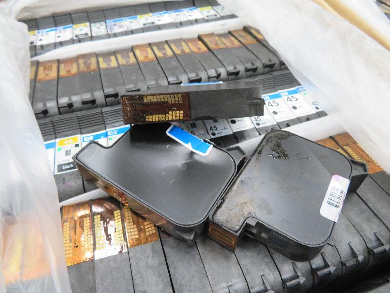 Waste ink cartridges were intercepted at Hong Kong International Airport by the Environmental Protection Department, with the assistance of the Customs and Excise Department, in February this year.