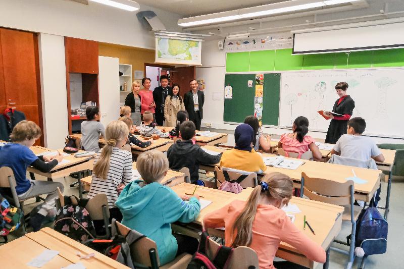 Members of the delegation of the Legislative Council observed a class at Pihkapuisto Comprehensive School in Helsinki, Finland, and met with teachers and students yesterday (September 9, Helsinki time). 