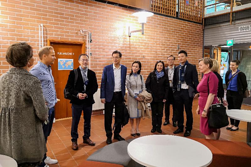 立法會代表團昨日（赫爾辛基時間九月九日）參觀芬蘭赫爾辛基Pihkapuisto綜合型學校，副校長Mikko Oikarinen（左二）在場迎接。