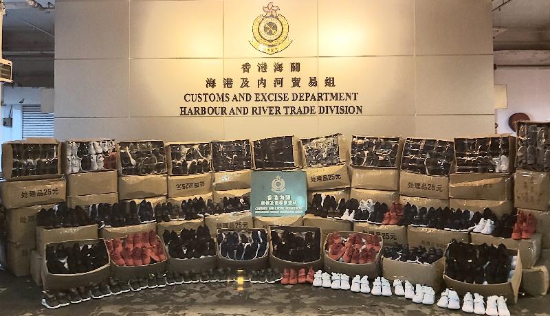 香港海关昨日（九月九日）在屯门内河船码头海关验货场一个货柜内检获约一万二千对怀疑冒牌运动鞋，估计市值约一百万元。