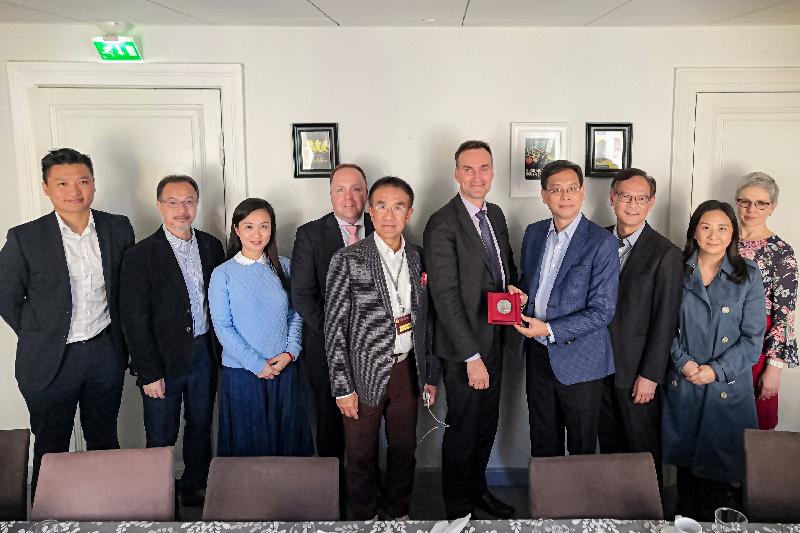 The leader of the delegation of the Legislative Council, Mr Ip Kin-yuen, presented a souvenir to representatives of the Ministry for Foreign Affairs of Finland in Helsinki yesterday (September 10, Helsinki time). Photo shows Mr Ip (fourth right), deputy leader Mr Vincent Cheng (first left), Dr Fernando Cheung (second left), Ms Chan Hoi-yan (third left), Mr Michael Tien (fifth left), Mr Tony Tse (third right) and Ms Elizabeth Quat (second right); and representatives of the Ministry for Foreign Affairs of Finland Mr Sami Leino (fourth left), Mr Pekka Kaihilahti (fifth right), Ms Eevamaria Mielonen (first right).