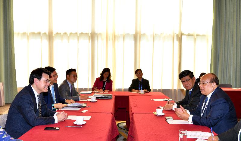 商務及經濟發展局局長邱騰華（左一）今日（九月十一日）在第四屆「一帶一路高峰論壇」舉行期間，與緬甸投資及對外經濟關係部長兼緬甸投資委員會主席當吞（右一）舉行雙邊會議。「一帶一路」專員葉成輝（左二）亦有出席會議。