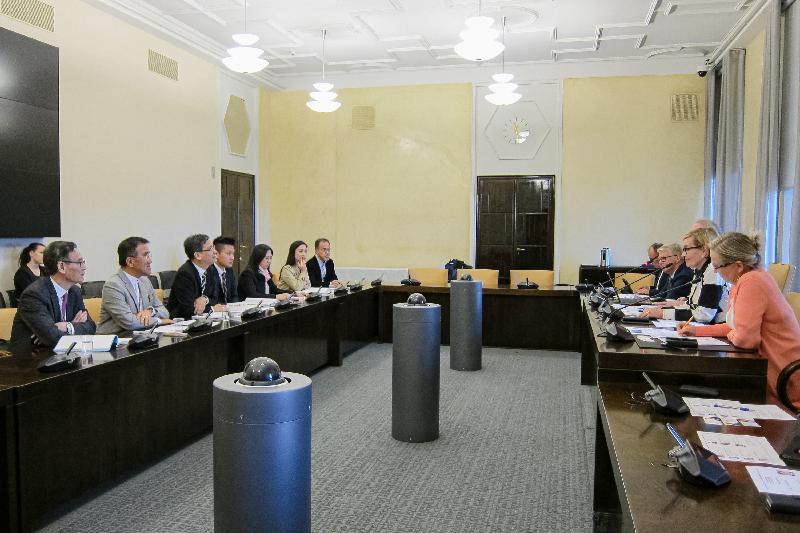 The delegation of the Legislative Council met with members of the Education and Culture Committee of the Parliament of Finland in Helsinki yesterday (September 11, Helsinki time).  
