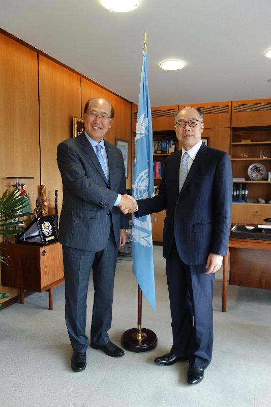 The Secretary for Transport and Housing and Chairman of the Hong Kong Maritime and Port Board, Mr Frank Chan Fan, visited London, the United Kingdom today (September 12, London time). Photo shows Mr Chan (right) meeting with the Secretary-General of the International Maritime Organization (IMO), Mr Kitack Lim.