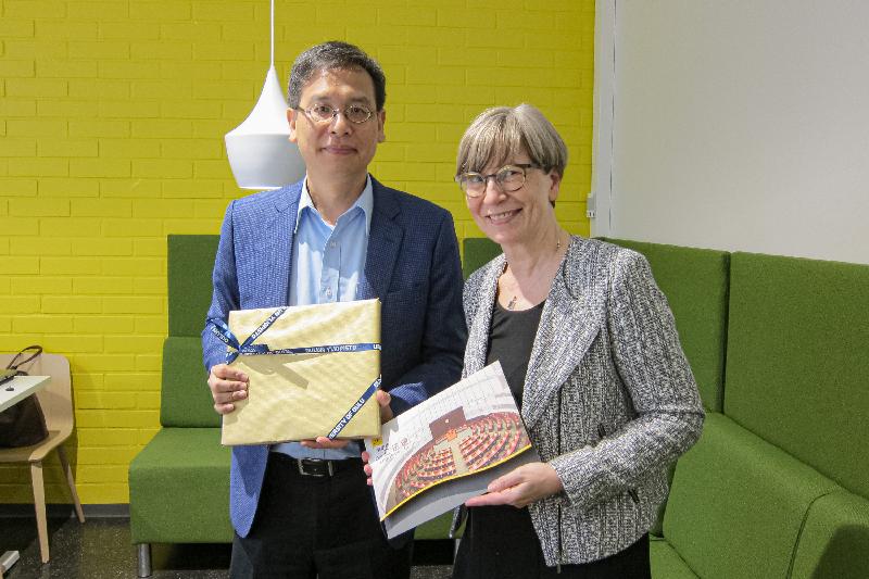 The leader of the delegation of the Legislative Council, Mr Ip Kin-yuen (left), exchanged souvenirs with the Vice Rector for Education of the University of Oulu, Professor Helka-Liisa Hentilä (right) yesterday (September 12, Oulu time).