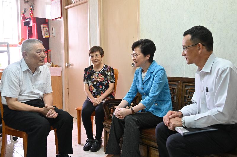 The Chief Executive, Mrs Carrie Lam (second right), this afternoon (September 13) visits an elderly couple in Yau Ma Tei to learn about their daily life as well as the support for them to maintain their building and extends Mid-Autumn Festival greetings to them. Looking on is the Director (Building Rehabilitation) of the Urban Renewal Authority, Mr Daniel Ho (first right).