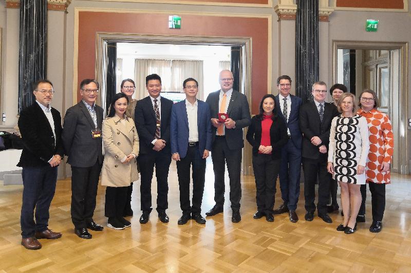The delegation of the Legislative Council visited the Oulu City Hall yesterday (September 13, Oulu time).  The leader of the delegation Mr Ip Kin-yuen (front row, fifth left) presented a souvenir to the Chairman of the City Board of Oulu, Professor Kyösti Oikarinen (front row, sixth left). Photo shows (front row from left) Dr Fernando Cheung, Mr Tony Tse, Ms Chan Hoi-yan, deputy leader Mr Vincent Cheng, leader Mr Ip Kin-yuen, Professor Kyösti Oikarinen, Ms Elizabeth Quat and Director of Education and Culture of City of Oulu, Mr Mika Penttilä.
 
