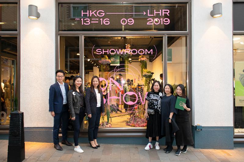 The Hong Kong Economic and Trade Office, London (London ETO) is supporting Hong Kong’s promising fashion designers to showcase their work at London Fashion Week from September 12 to 16 (London Time). Photo shows the Director-General of the London ETO, Ms Priscilla To (third left), with the organising team from Design Renaissance Foundation, including the Chair of Design Renaissance Foundation, Ms Vanessa Lam (third right) and the Director-General (designate) of the London ETO, Ms Winky So (second right).

