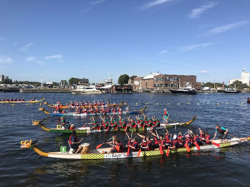 The Hong Kong Dragon Boat Festival, title sponsored by the Hong Kong Economic and Trade Office in Brussels, was held in Antwerp, Belgium on September 14 (Antwerp time). Photo shows teams participating at the festival.