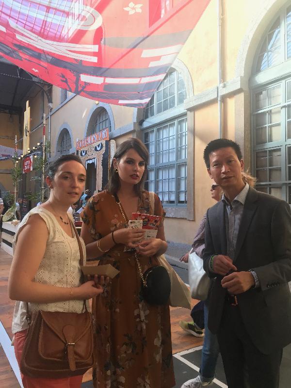 「里昂街头美食节」九月十二日至十五日（里昂时间）在法国里昂举行。图示香港驻布鲁塞尔经济贸易办事处副代表许泽森（右一）在香港展区向参观者介绍香港的街头美食文化。