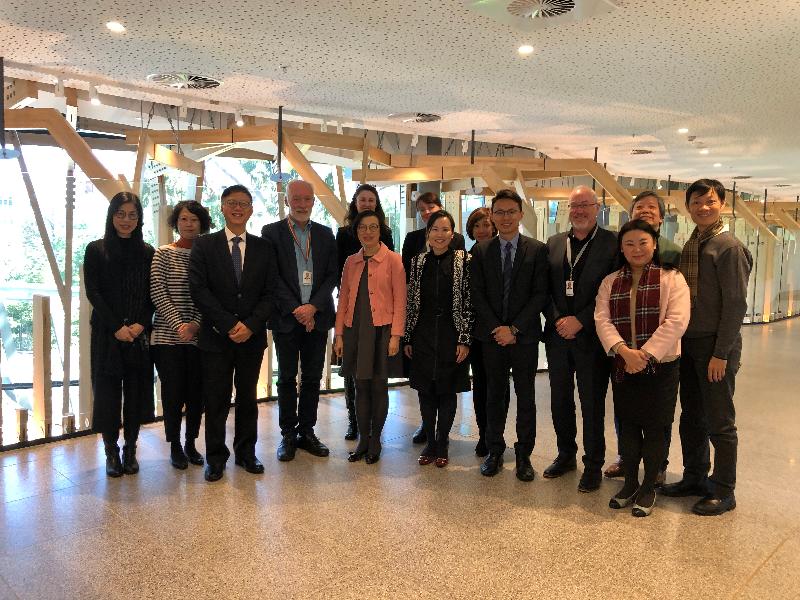 The Secretary for Food and Health, Professor Sophia Chan (fifth left), and her delegation today (September 17) saw for themselves the facilities at Orygen, a mental health organisation at Parkville in Melbourne, Australia. Members of the delegation, comprising representatives from the Social Welfare Department and non-governmental organisations, are pictured with the Executive Director of Orygen, Professor Patrick McGorry (fourth left).