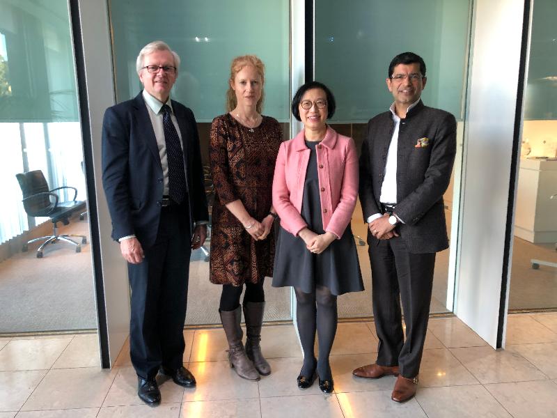 The Secretary for Food and Health, Professor Sophia Chan (second right), today (September 17) visits the University of Melbourne in Australia to meet with the Dean of the Faculty of Medicine, Dentistry and Health Sciences, Professor Shitij Kapur (first right); the Head of the Melbourne Medical School, Professor John Prins (first left); and the Deputy Head of the Melbourne School of Health Sciences, Professor Allison McKendrick (second left). They exchanged views on training of healthcare professionals.