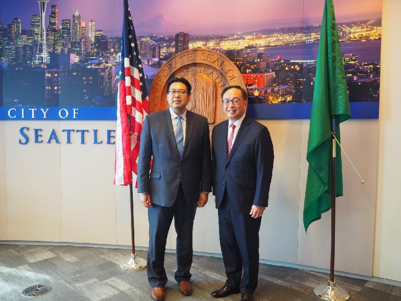创新及科技局局长杨伟雄（右）今日（美国西岸时间九月十六日）下午在西雅图与西雅图副市长方威武会面。