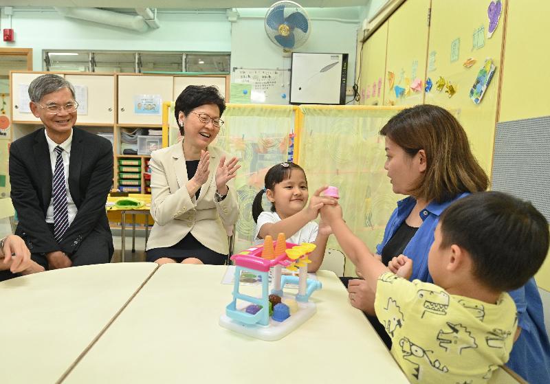 The Chief Executive, Mrs Carrie Lam, visited a nursery school providing Pre-school Rehabilitation Services in Causeway Bay this afternoon (September 17). Photo shows Mrs Lam (second left) and the Secretary for Labour and Welfare, Dr Law Chi-kwong (first left), viewing classroom activities.