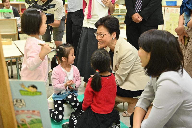 The Chief Executive, Mrs Carrie Lam, visited a nursery school providing Pre-school Rehabilitation Services in Causeway Bay this afternoon (September 17). Photo shows Mrs Lam (second right) and the Director of Social Welfare, Ms Carol Yip (first right), viewing classroom activities.