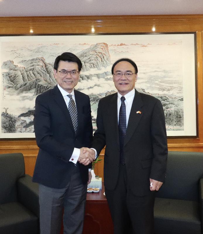 The Secretary for Commerce and Economic Development, Mr Edward Yau (left), paid a courtesy call on the Consul General of the People's Republic of China in San Francisco, Mr Wang Donghua (right), in San Francisco, the United States today (September 18, US West Coast time).