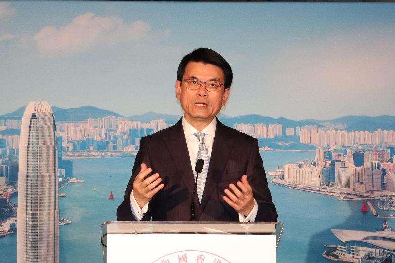 The Secretary for Commerce and Economic Development, Mr Edward Yau, attended a dinner hosted by the Hong Kong Economic and Trade Office in San Francisco today (September 18, US West Coast time) in San Francisco, the United States. Photo shows Mr Yau delivering welcome remarks at the dinner attended by about 200 prominent local figures. 