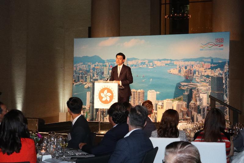 The Secretary for Commerce and Economic Development, Mr Edward Yau, attended a dinner hosted by the Hong Kong Economic and Trade Office in San Francisco today (September 18, US West Coast time) in San Francisco, the United States. Photo shows Mr Yau delivering welcome remarks at the dinner attended by about 200 prominent local figures. 