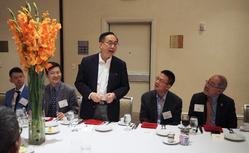 創新及科技局局長楊偉雄（中）於九月十七日（美國西岸時間）在三藩市晚宴上與華美半導體協會翹楚會面。