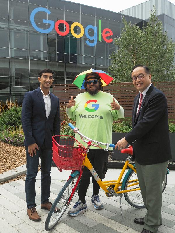 創新及科技局局長楊偉雄（右）今日（美國西岸時間九月十八日）早上在三藩市參觀Google園區。