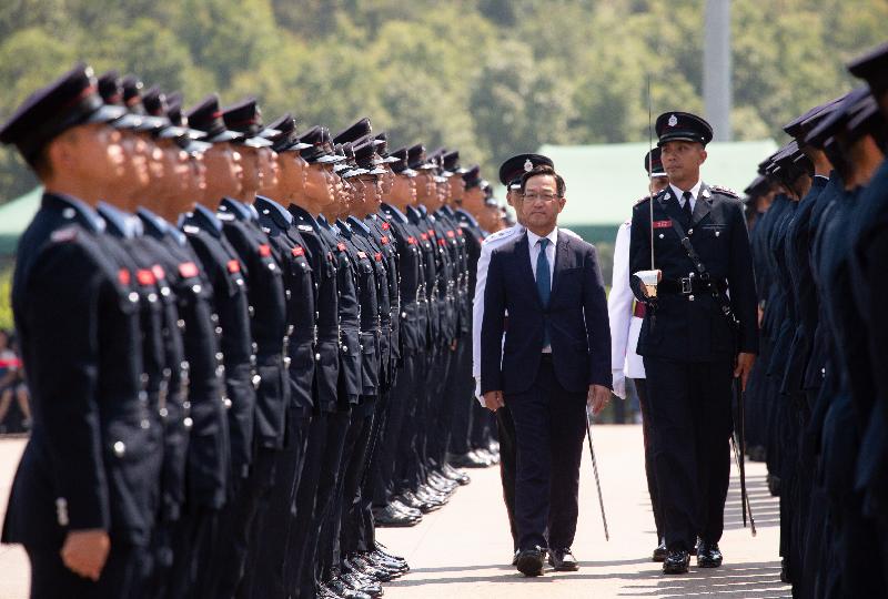 Member of the Legislative Council Mr Lau Ip-keung reviews the 187th Fire Services passing-out parade at the Fire and Ambulance Services Academy today (September 19).

