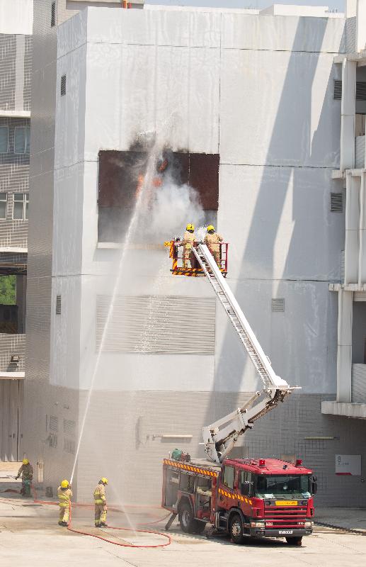 Member of the Legislative Council Mr Lau Ip-keung reviewed the 187th Fire Services passing-out parade at the Fire and Ambulance Services Academy today (September 19). Photo shows graduates demonstrating firefighting and rescue techniques.

