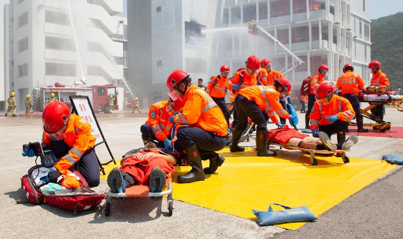 Member of the Legislative Council Mr Lau Ip-keung reviewed the 187th Fire Services passing-out parade at the Fire and Ambulance Services Academy today (September 19). Photo shows graduates demonstrating firefighting and rescue techniques.
