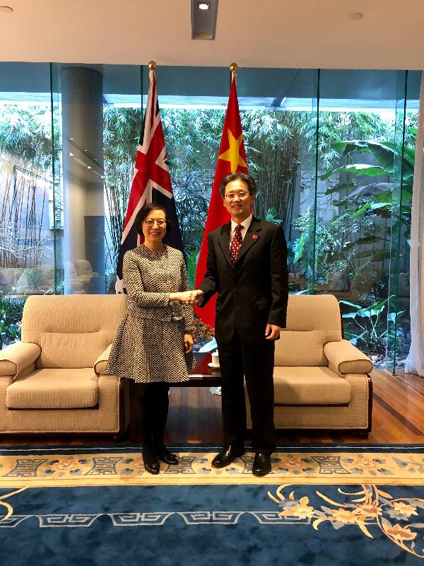 On her last day of visit in Australia, the Secretary for Food and Health, Professor Sophia Chan (left), today (September 19) pays a courtesy call on the Chinese Consul General in Sydney, Mr Gu Xiaojie (right).