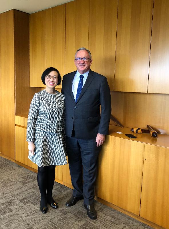 The Secretary for Food and Health, Professor Sophia Chan, today (September 19) continued her visit in Sydney, Australia. Picture shows Professor Chan (left) meeting with the Minister for Health of New South Wales, Mr Brad Hazzard, to exchange views on global health matters and other topics of mutual concerns.