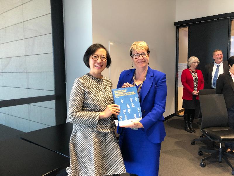 The Secretary for Food and Health, Professor Sophia Chan (left), today (September 19) visited the University of Sydney in Australia to meet with the Deputy Executive Dean of the Faculty of Medicine and Health, Professor Cheryl Jones. They exchanged views on the training of healthcare professionals.
