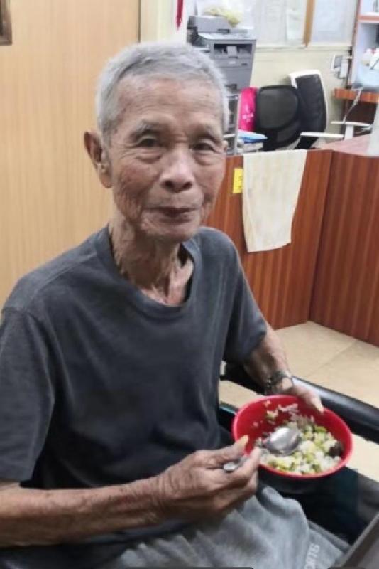 Tam Fong is about 1.5 metres tall, 45 kilograms in weight and of thin build. He has a sharp face with yellow complexion and short white hair. He was last seen wearing a black and grey plaid shirt, grey trousers and blue slippers. 