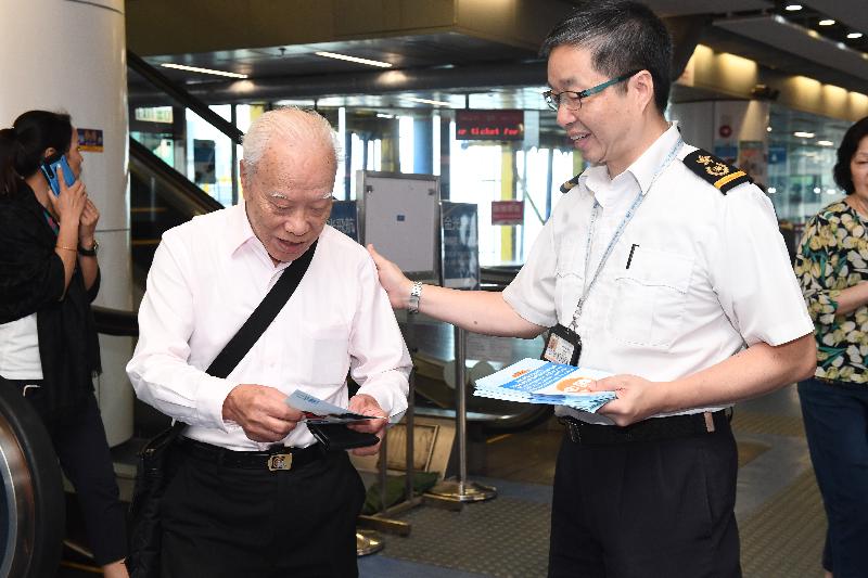 Marine Inspectors of the Marine Department distribute promotional leaflets to passengers at the waiting lounge of the Hong Kong-Macau Ferry Terminal in Sheung Wan today (September 20) to encourage them to fasten their seat belts at the appropriate time to ensure a safer sea journey.
