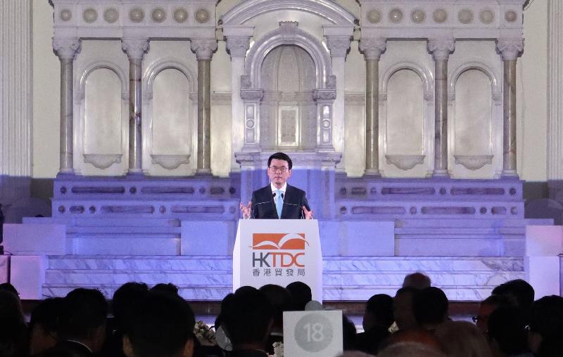 商務及經濟發展局局長邱騰華今日（美國西岸時間九月十九日）在美國洛杉磯出席香港貿易發展局舉辦的「邁向亞洲　首選香港」晚宴並致辭。
