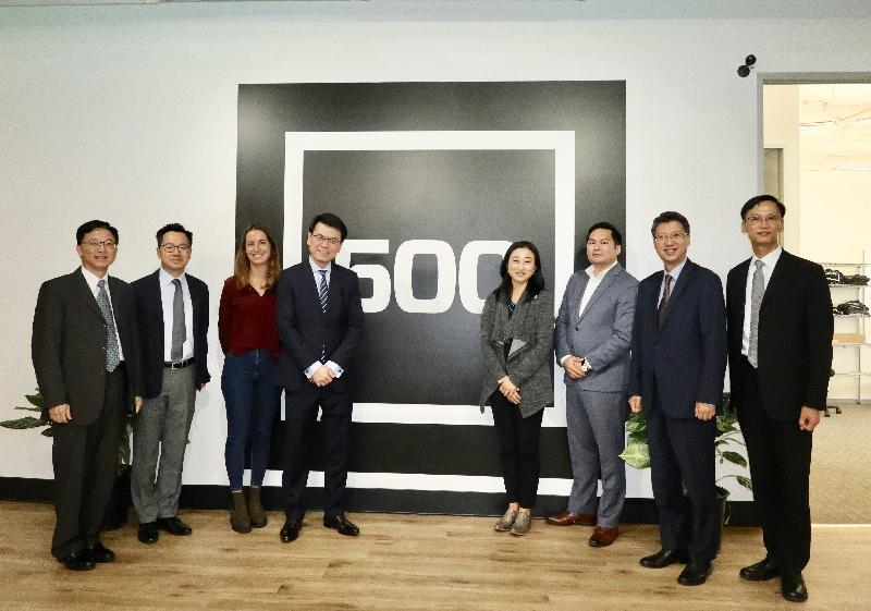 The Secretary for Commerce and Economic Development, Mr Edward Yau, visits 500 Startups, a venture capital company, in San Francisco, the United States (US), today (September 19, US West Coast time). Mr Yau (fourth left) is pictured with representatives of the company.