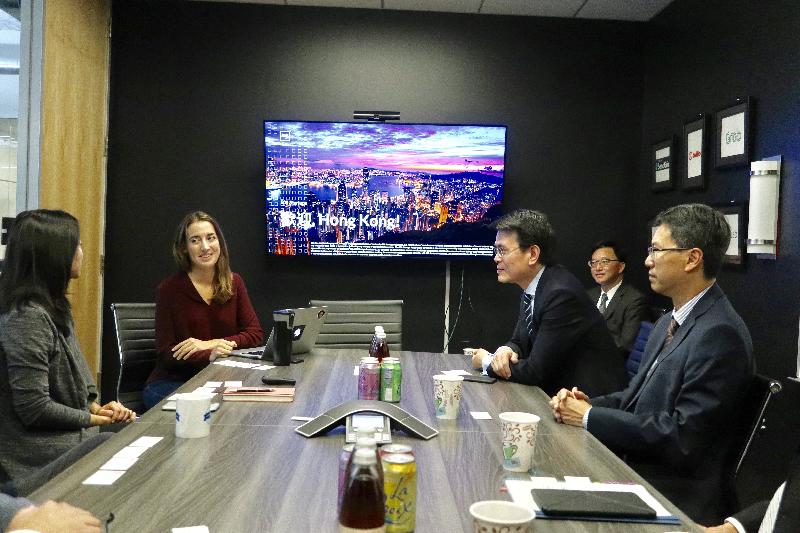 The Secretary for Commerce and Economic Development, Mr Edward Yau, visits 500 Startups, a venture capital company, in San Francisco, the United States (US), today (September 19, US West Coast time). Photo shows Mr Yau (second right) being briefed by company representatives about the seed accelerator programmes that they provide to support start-ups from around the world.