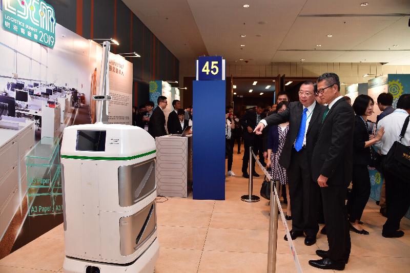 The Financial Secretary, Mr Paul Chan, attended the Logistics and Supply Chain MultiTech R&D Centre Logistics Summit 2019 this morning (September 20). Photo shows Mr Chan (first right) touring the exhibition.
