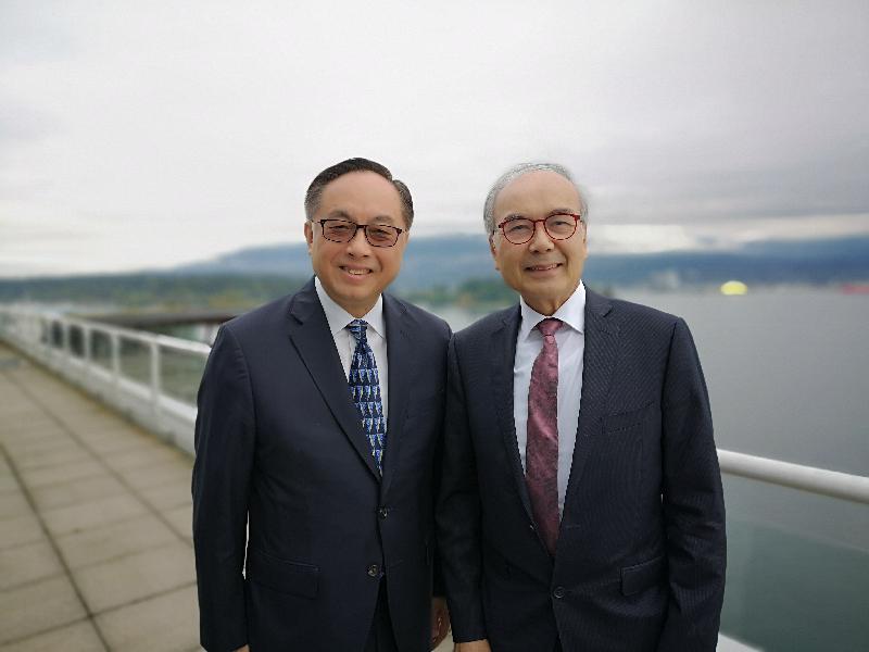 創新及科技局局長楊偉雄（左）今日（溫哥華時間九月十九日）在溫哥華與卑詩省貿易省務廳長周烱華（右）會面。