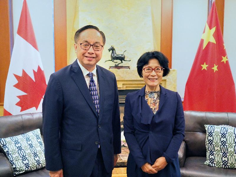創新及科技局局長楊偉雄（左）今日（溫哥華時間九月十九日）在溫哥華拜會中國駐溫哥華總領事佟曉玲（右）。