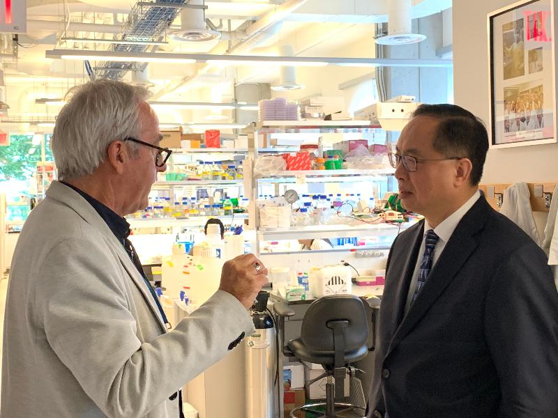 The Secretary for Innovation and Technology, Mr Nicholas W Yang (right), learns more from the Chief Operating Officer of the Vancouver Prostate Centre, Dr Graeme Boniface (left), on research programmes on prostate cancer during his visit to the Vancouver Prostate Centre today (September 19, Vancouver time).