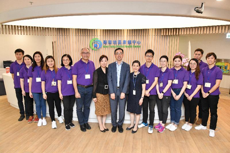 The Head of the Primary Healthcare Office of the Food and Health Bureau, Dr Cissy Choi (seventh left) is pictured with the Executive Director of Kwai Tsing District Health Centre (K&TDHC), Mr Peter Poon (sixth left), personnel from the Primary Healthcare Office as well as healthcare staff and staff members of K&TDHC today (September 20).