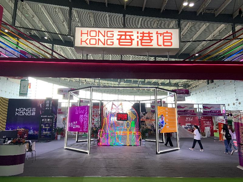 2019中国国际食品餐饮博览会在湖南省长沙市举行。图示市民今日（九月二十日）参观香港馆。