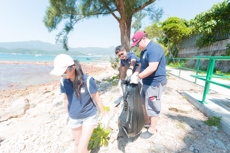 The Agriculture, Fisheries and Conservation Department and the Hong Kong Underwater Association jointly held a Coastal Clean-up Day for the sixth year at Sharp Island in Sai Kung today (September 21). Photo shows volunteers collecting rubbish on the beach.
