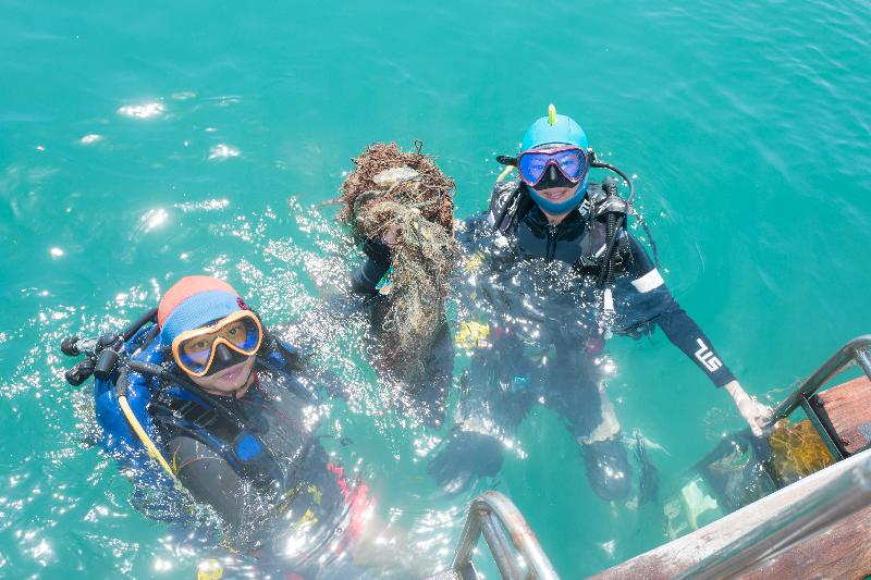 The Agriculture, Fisheries and Conservation Department and the Hong Kong Underwater Association jointly held a Coastal Clean-up Day for the sixth year at Sharp Island in Sai Kung today (September 21). Photo shows volunteer divers taking the rubbish collected from the seabed to the shore for disposal.
